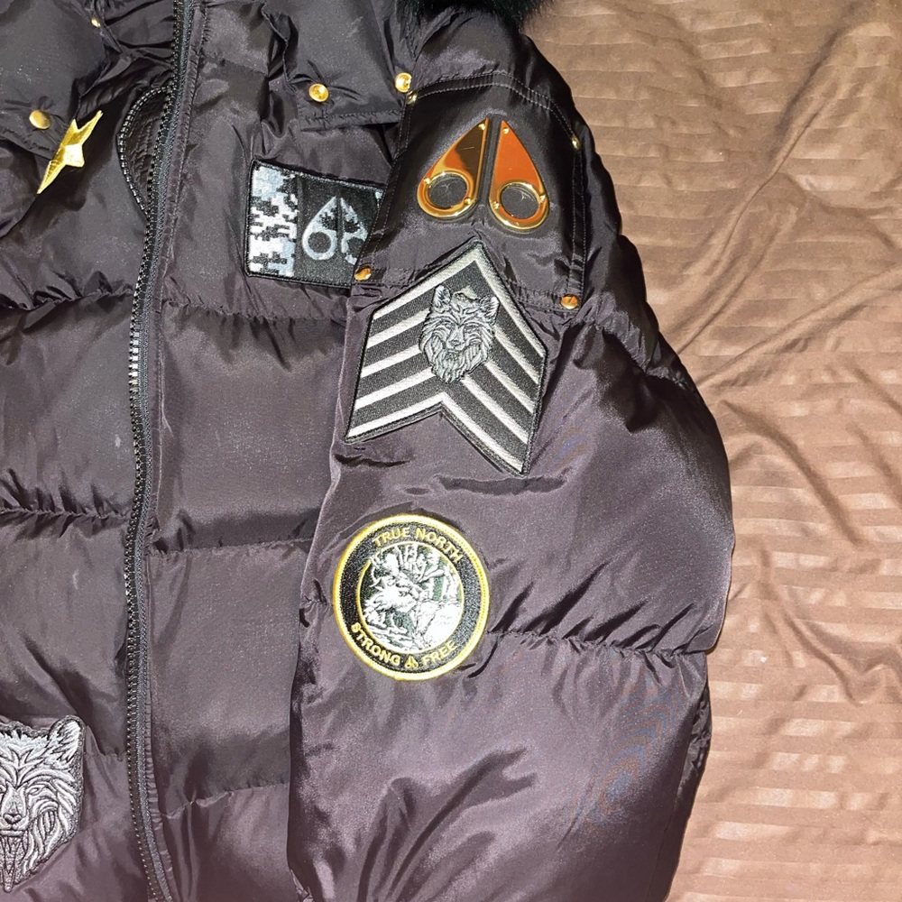 Moose knuckle bomber